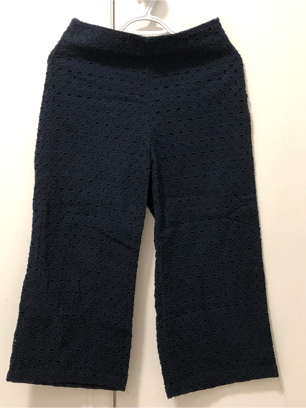 Preowned Abercrombie & Fitch Girls Navy Eyelet Knit Cropped Pants Size 2